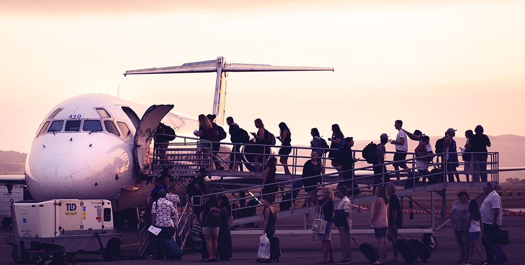 Embarquement de passagers à bord d'un avion moyen porteur 168 sièges | Skylark Aviation Expert